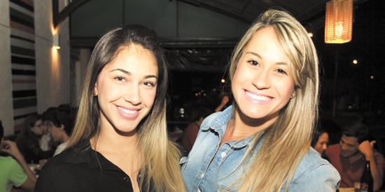 Brianda Lima e Flávia Ribeiro em restaurante da cidade